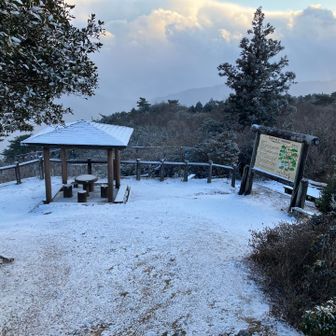 うっすら雪化粧の東屋