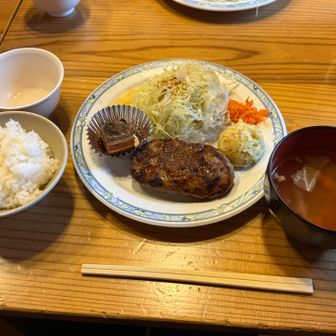 夜ご飯はハンバーグ。うまかった！スープはコンソメスープです。
ケーキも嬉しかったです🍰