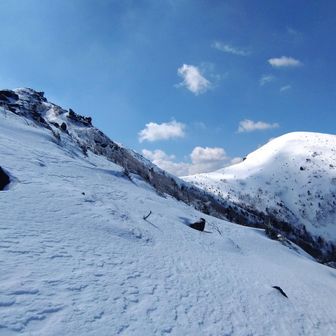 名残惜しく東西天狗岳を振り返りつつ…。