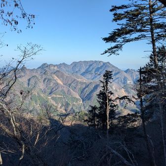 おっ、昨日歩いた両神山が見える…見えるぞ！