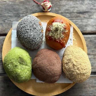 全種類食べたの初めて！
どの味もホントおいしかった！

どれから食べよう？なんてしあわせなシンキングタイム
手も口周りもテーブルもあちこち粉だらけになりながら頬張るしあわせったら

ちなみにきなこから食べました