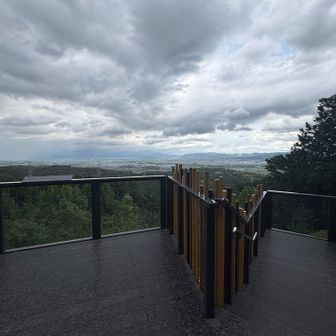 展望台登った瞬間雨降ってきたんですけど〜？