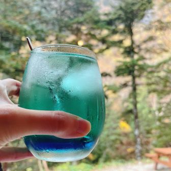 梓川ソーダ(ノンアルコール)
かんきつ系のさわやかなお味🩵沈んでいるシロップを混ぜなければ、甘いの苦手な方も大丈夫
