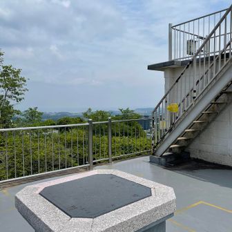 武山の展望台。次回は秋にサシバの渡りを見る予定。
