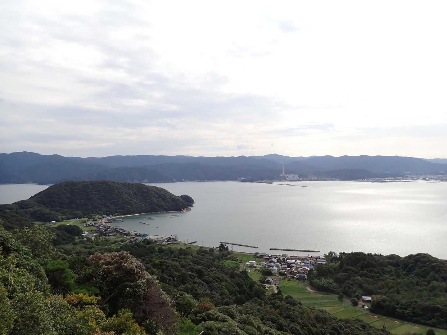 曇っているが敦賀湾の良き眺め