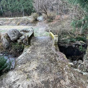 石でできた橋を渡ります。小さなかわいい橋です