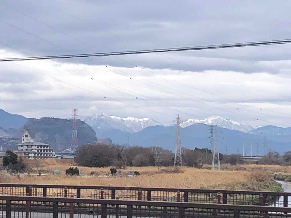 近所の堤防から小津権現山(左)と
白い薔薇の花房山(右)
小津権現山登りたい❗️