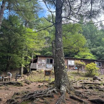 キャンプ場。ここまで来るのも急登続き。また、この時点での標高はすでに1800m越え⛰️いつもより息が上がる感覚に陥る。