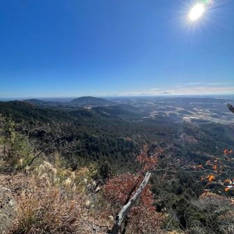 最初のロープを登った所から。
良き眺め。