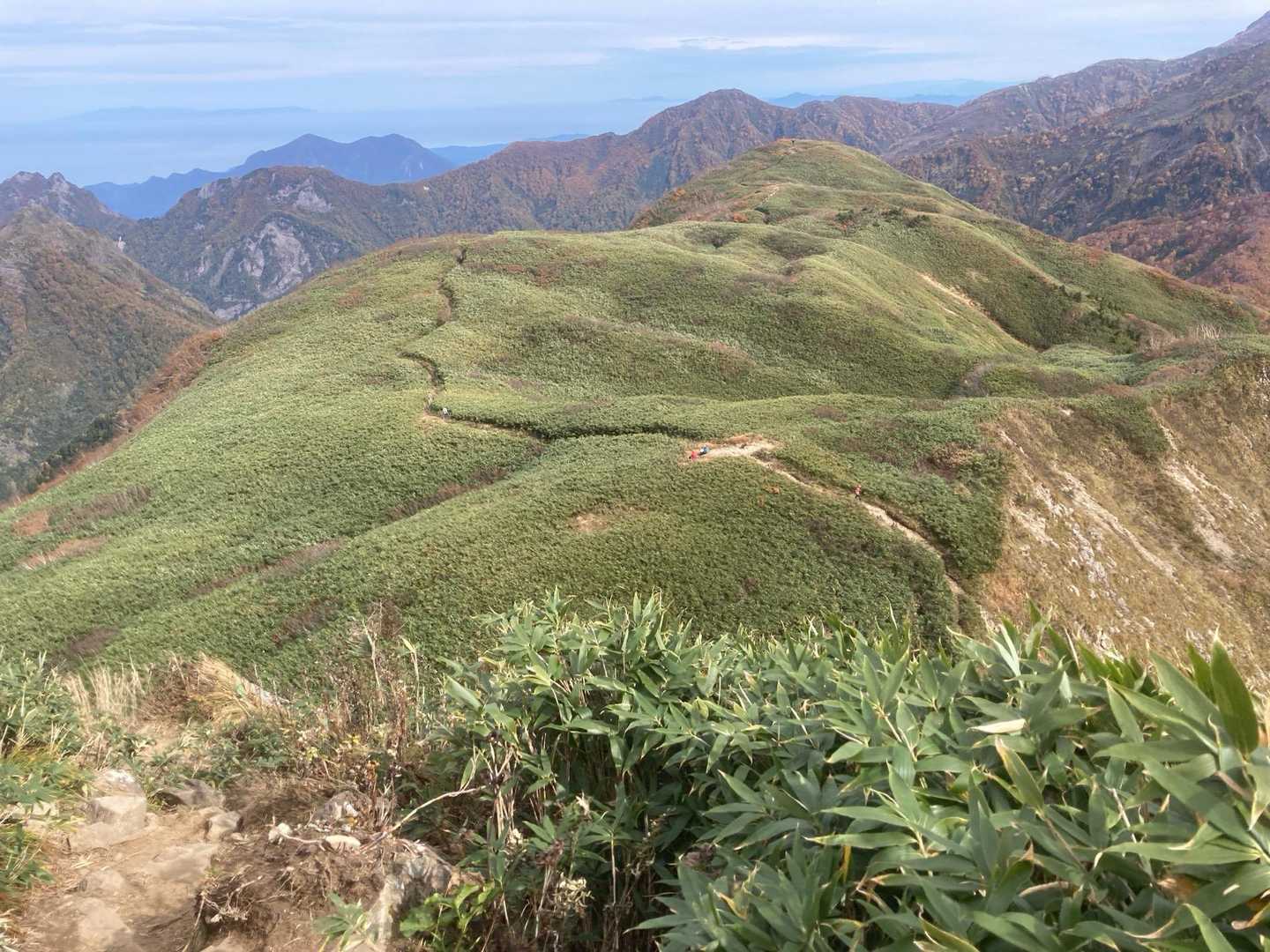 雨飾山 往復 | 急登を越え圧巻の迫力の岩峰群と稜線上の楽園を愛でるの写真