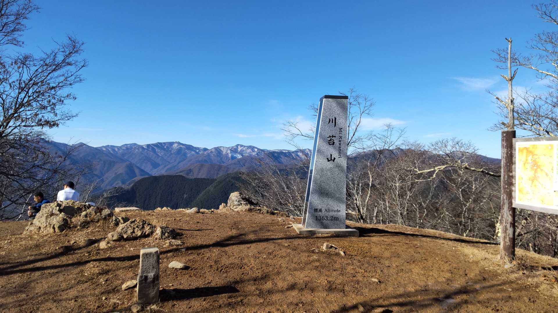 山頂、さすがに４ー５名の人がいました
