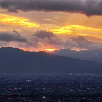 隙間からキラリ✨️
これは日光で間違いない！
確実に今年ラストの太陽に間違いない！
間違ってても信じるしかない🤣
「１つ前の写真と同じじゃないの？」という愚問は無視！
これが大晦日の日の入りだー！

１年間ありがとうございました🙏