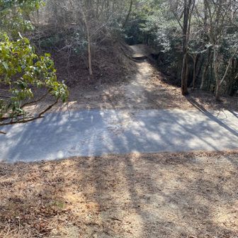 ん？北山から東おたふく山に向かう間に舗装路がある。この向こうが東おたふく山への登り