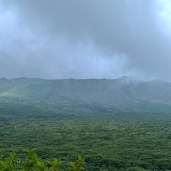 いきなり三原山
外輪山の展望台から望みます