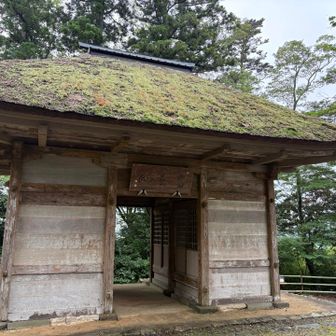 山門の屋根にはコケが付いて貫禄あり