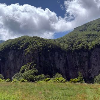 滝が2本見える大きくて平らな広場