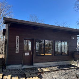 畦ヶ丸避難小屋。なんとトイレ完備。流石は丹沢。