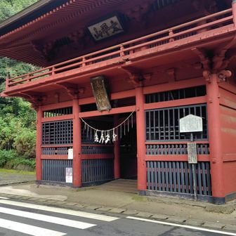 車を謙信平駐車場に置いてスタート、大平山神社の門をくぐって階段登って大平山神社へ
