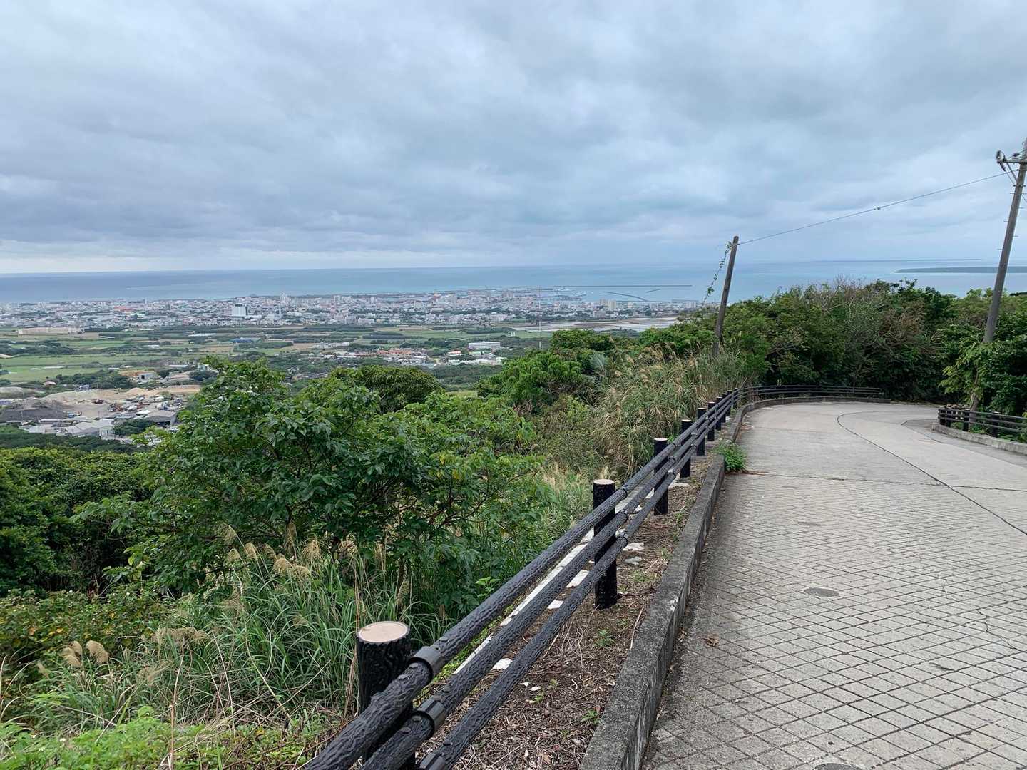 石垣市街やきれいな海を見ながらの下山です！