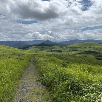 眼下に長者ヶ森と駐車場が見える。
