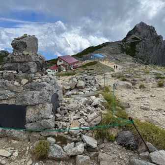 岩登り箇所があったりそこそこ険しさはある巻道でしたが、なんなく通過できました