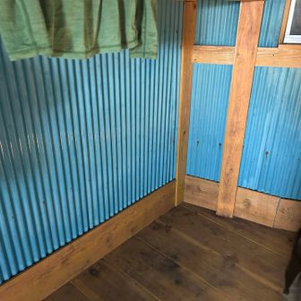 中は板張りになっていて快適。この日は6名宿泊。