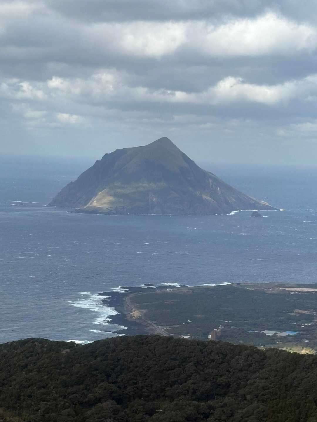 本当に「八丈小島」は、何処から見てもカッコいい😎島ですね〜😍　
　絵になります🖼️
一度は、行ってみたいなぁ。