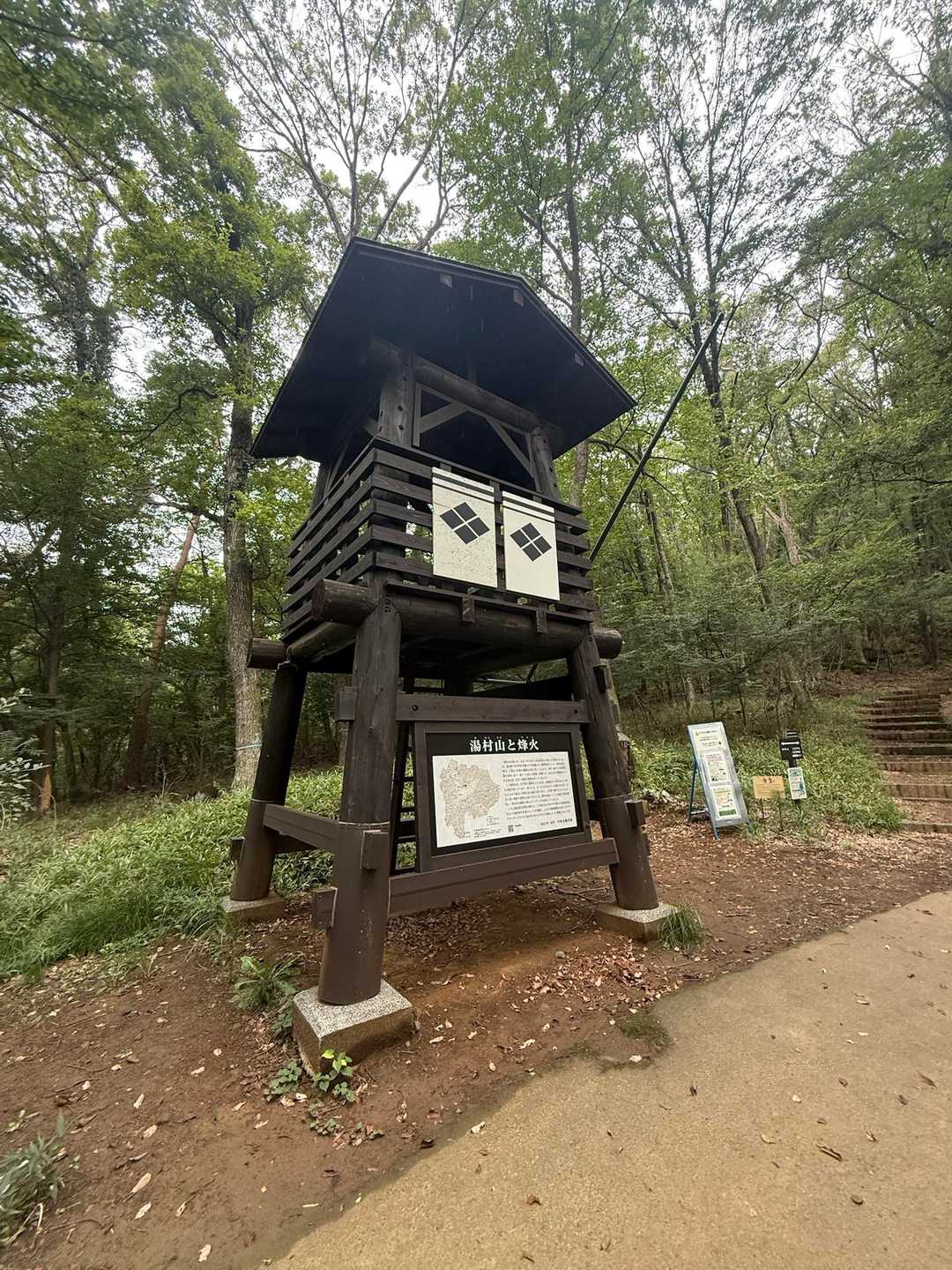 湯村山城跡に復元された「烽火台」