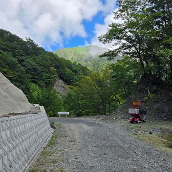 登山口直前の駐車エリアは狭いが、少し先に広いエリアがある