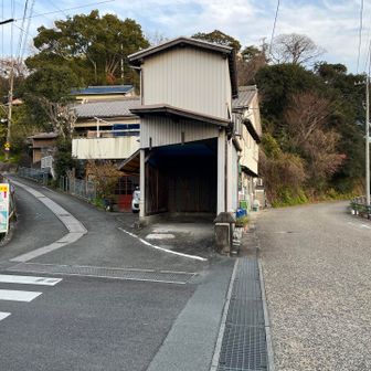 すごいスペースに建ってる。左へ😀