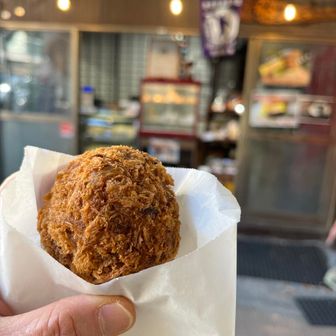 こま参道、「オカリナキッチン」さんで大山とうふメンチカツを頂く。
これ、本当においしぃ～！
シフォンケーキなども売っているんだよね。

その後後駐車場には 12:42に到着。
なんだかすごく速く歩けたみたいでビックリ。