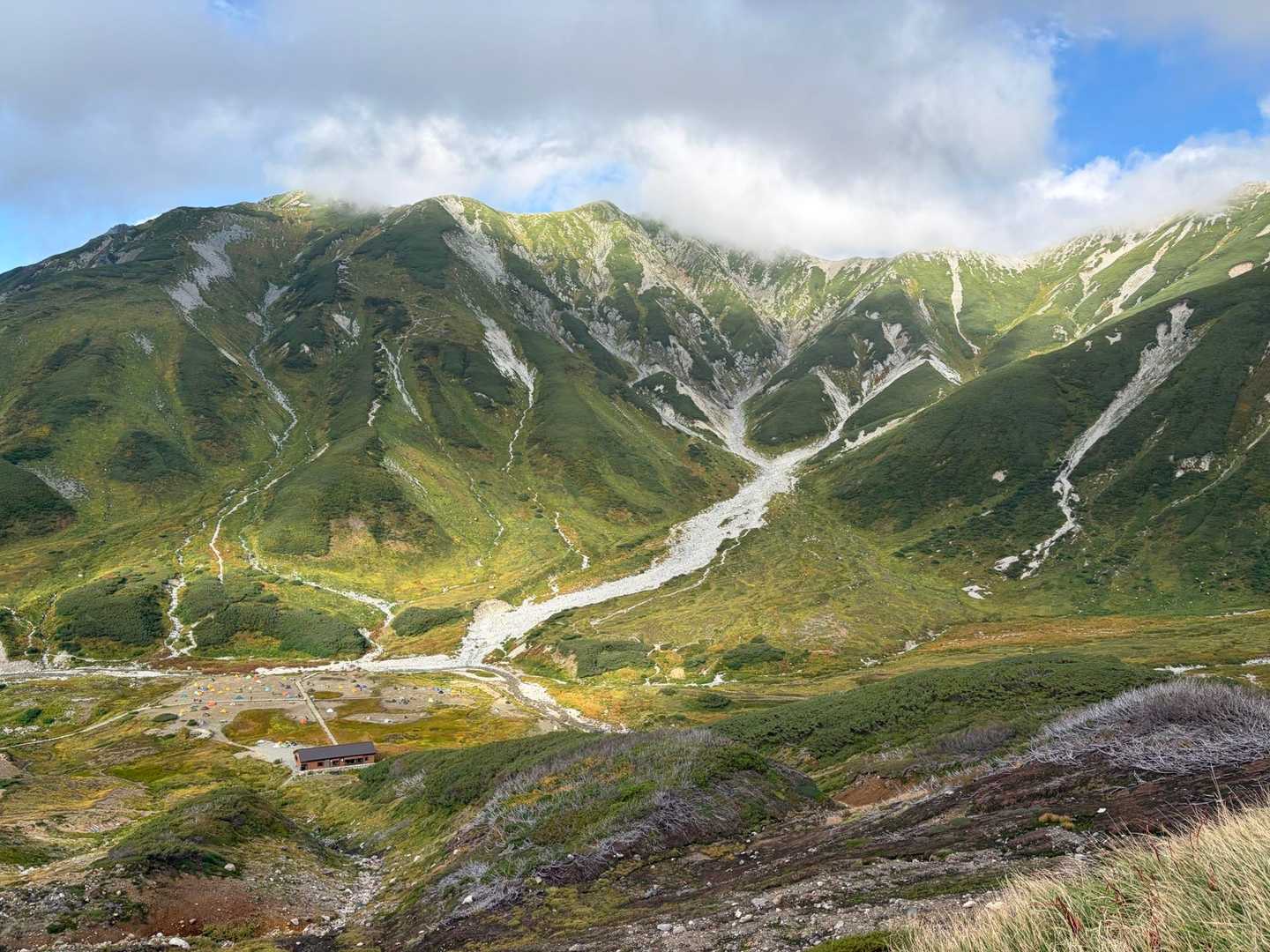 3000m峰三座と神域、黒部湖を見下ろす立山三峰周回の写真