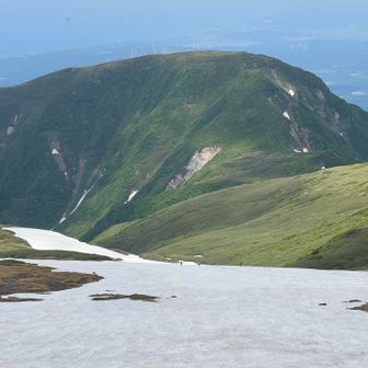 バックカントリースキーヤー🎿　気持ち良さそう🥴