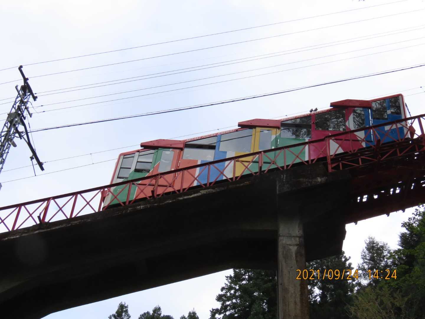 滝本駅手前で、たまたま頭上のケーブルカー