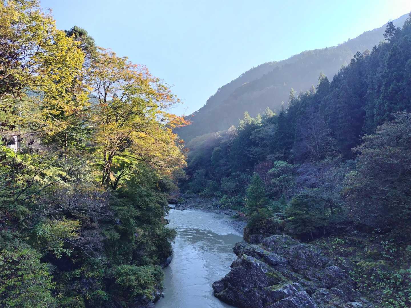 川を渡り