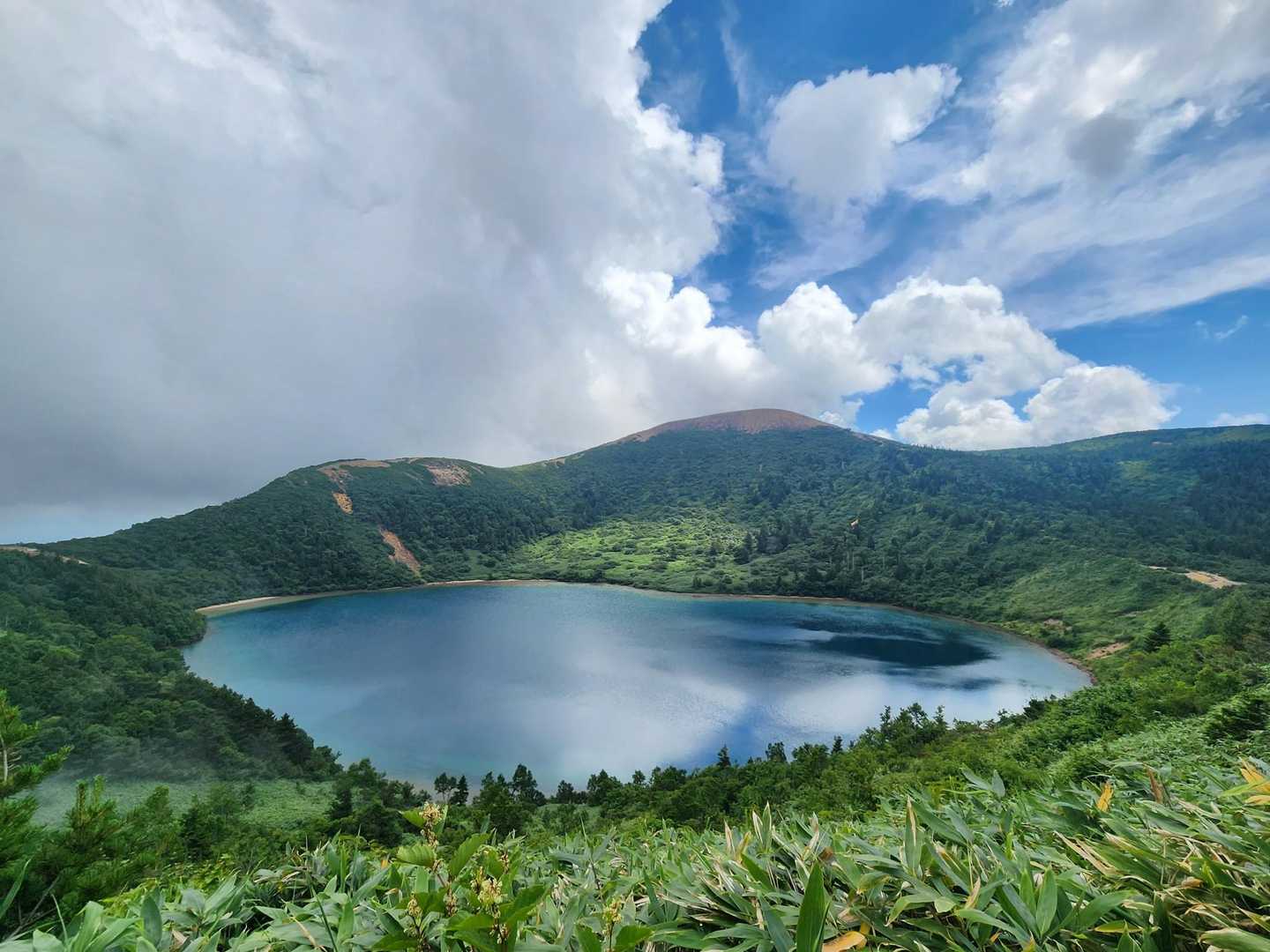 この時が魔女の瞳、今日一番の青空だったかな、この後、下山直前で久しぶりのどしゃ降り☔にあいました😅