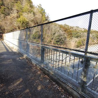 陸橋で中国道を渡ります。
ふと見ると「法華寺橋」と銘板がありました。
陸橋にも名前があったんですね。