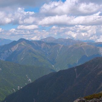 中岳の稜線まで上がって、塩見や間ノ岳、農鳥、蝙蝠などが見えた