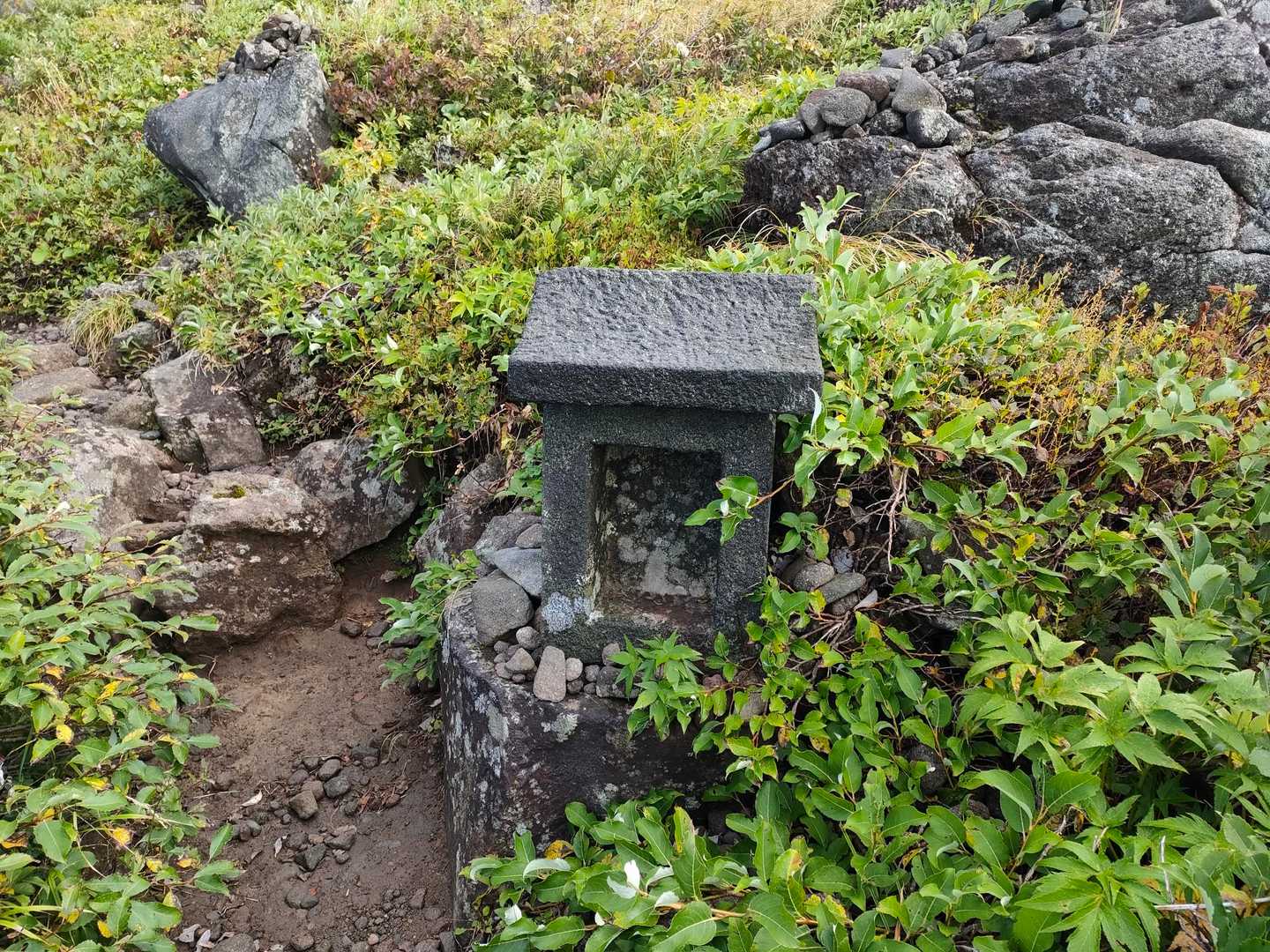 小さな祠がありました。