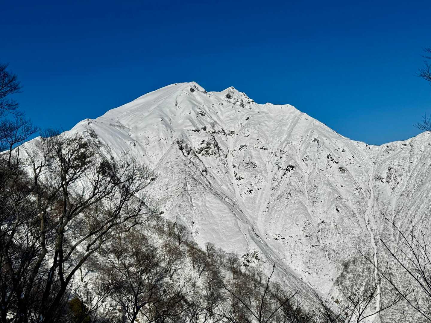 谷川岳の山頂を眺める。
遠いなぁ。。