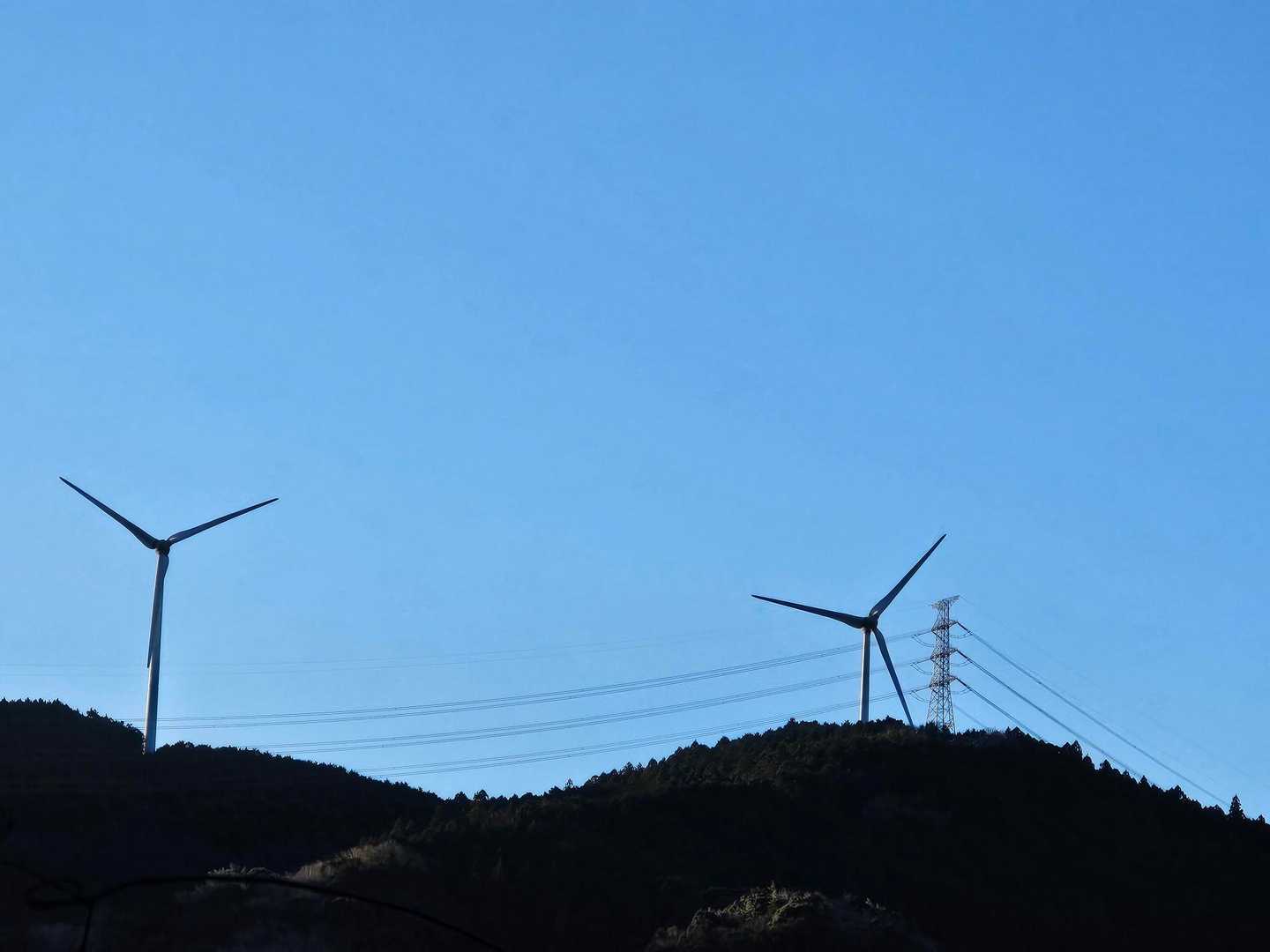 お山⛰️の風車🌀めっちゃ回ってます😆
発電💡発電⚡
