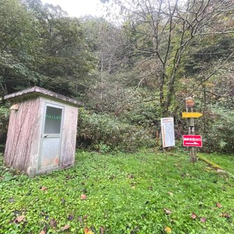 登山口は、小屋の駐車場のすぐそば。ここにもトイレあり。まあまあきれい