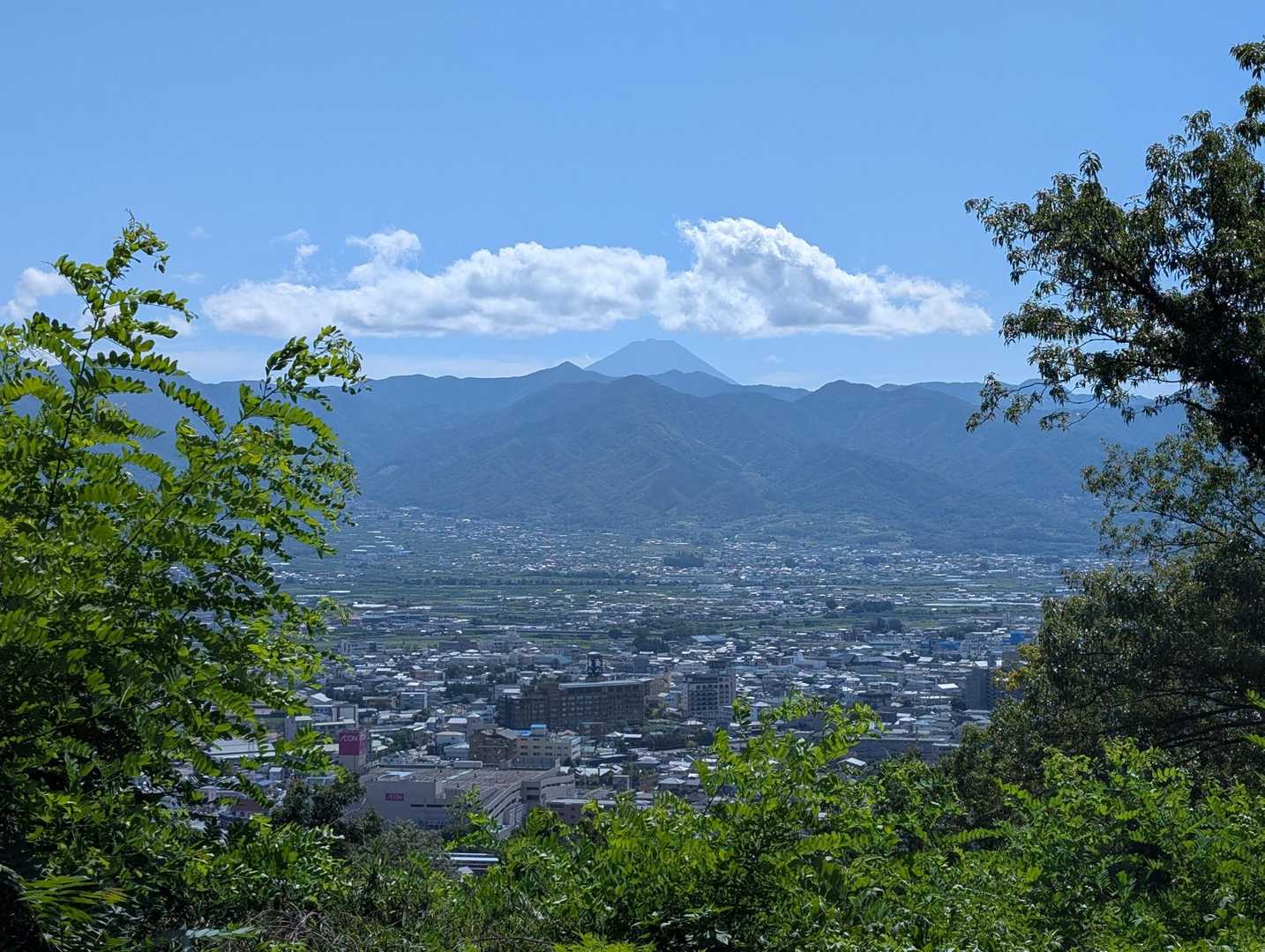 しばらく林道
展望台風なところあり🗻