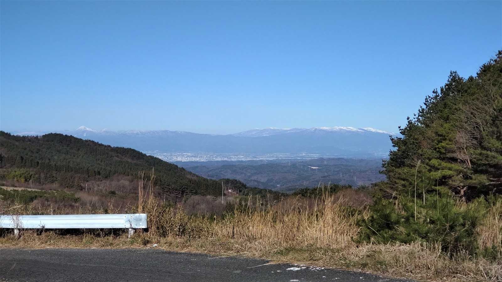 登山口近くの峠道からの磐梯山と安達太良山。
ここからの景色は結構お気に入り。