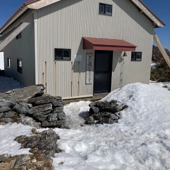 ヒュッテでランチしようとしたけど、中へ入ったら暗かったし（サングラスしてたのに気づいてない）風も穏やかだったので外でランチ