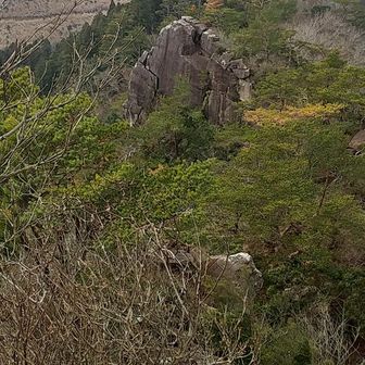 先程までいた 天狗岩が真下に見えます