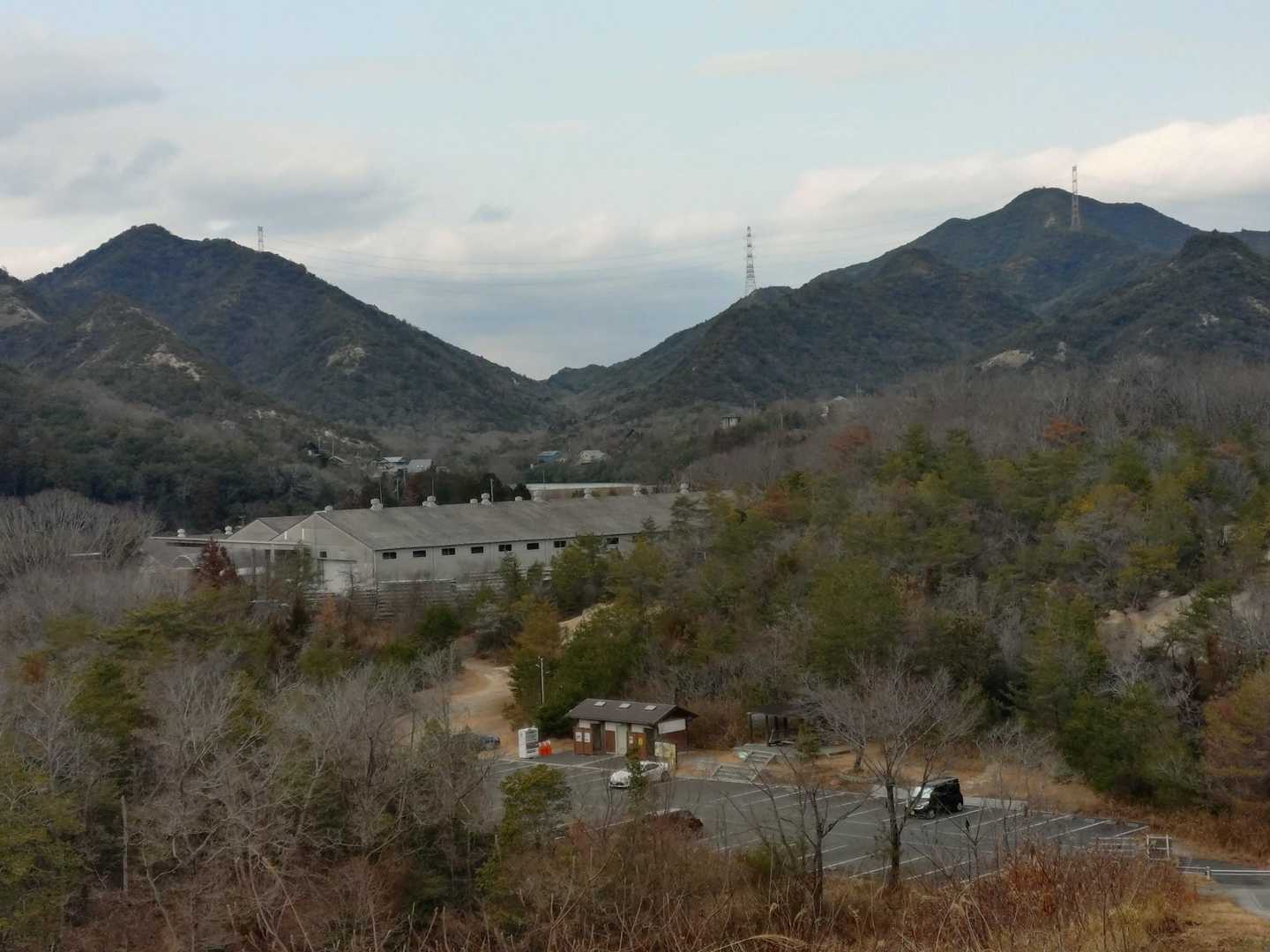 駐車場が見えました後ちょっとです遠かったですが来て良かったぁ加東アルプスは高御位山や加西アルプスのような感じでした岡山なら和気アルプスかなスラブや岩尾根から里山と今日も盛り沢山でした三草山は歩きやすく山頂からの眺めも良く楽しめました今月後は海で遊ぶかな？おしまいありがとう🥱