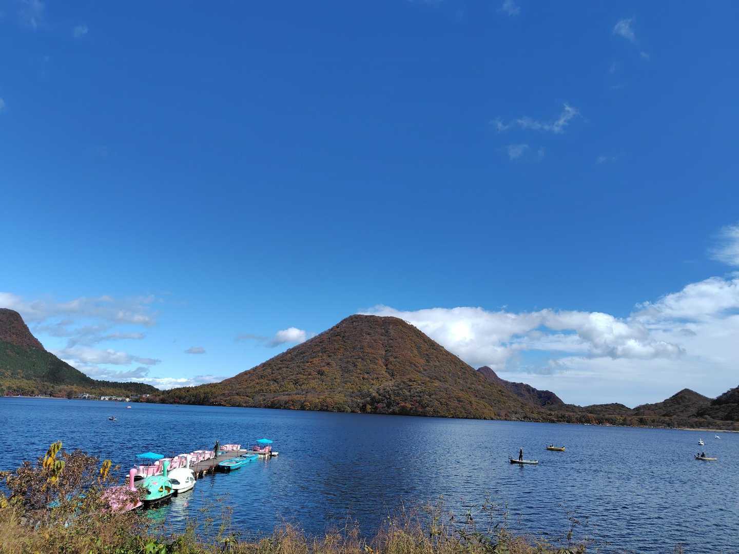 掃部ヶ岳を下山して湖のほどりを歩く。