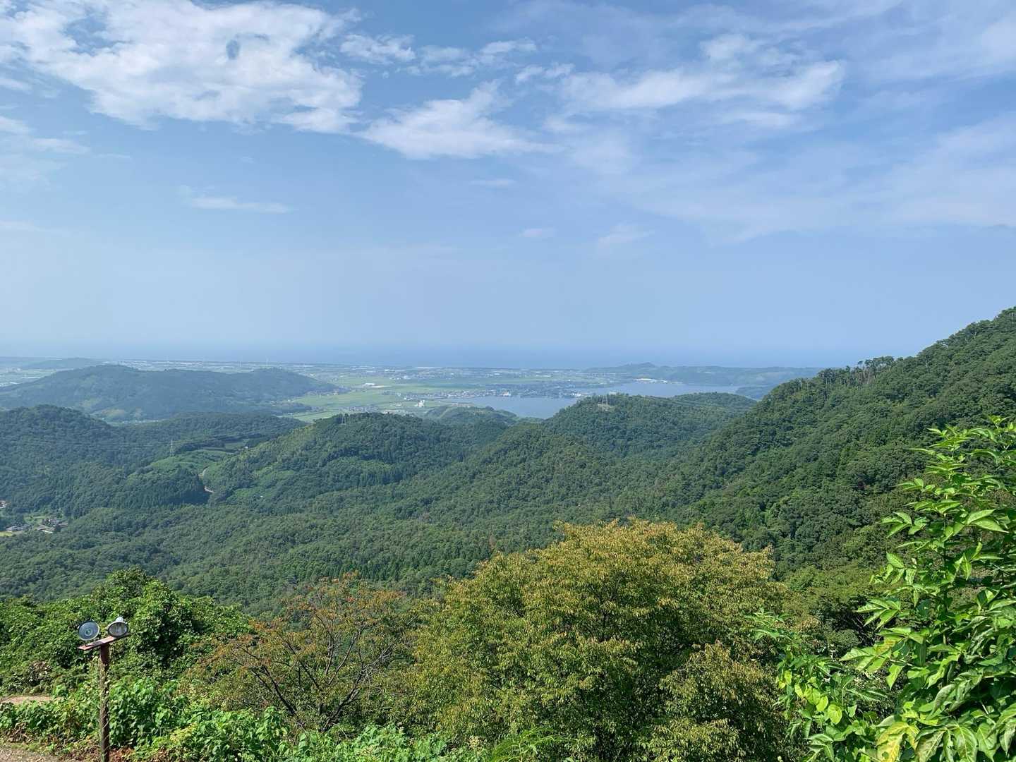遠くに日本海。
手前は東郷湖。