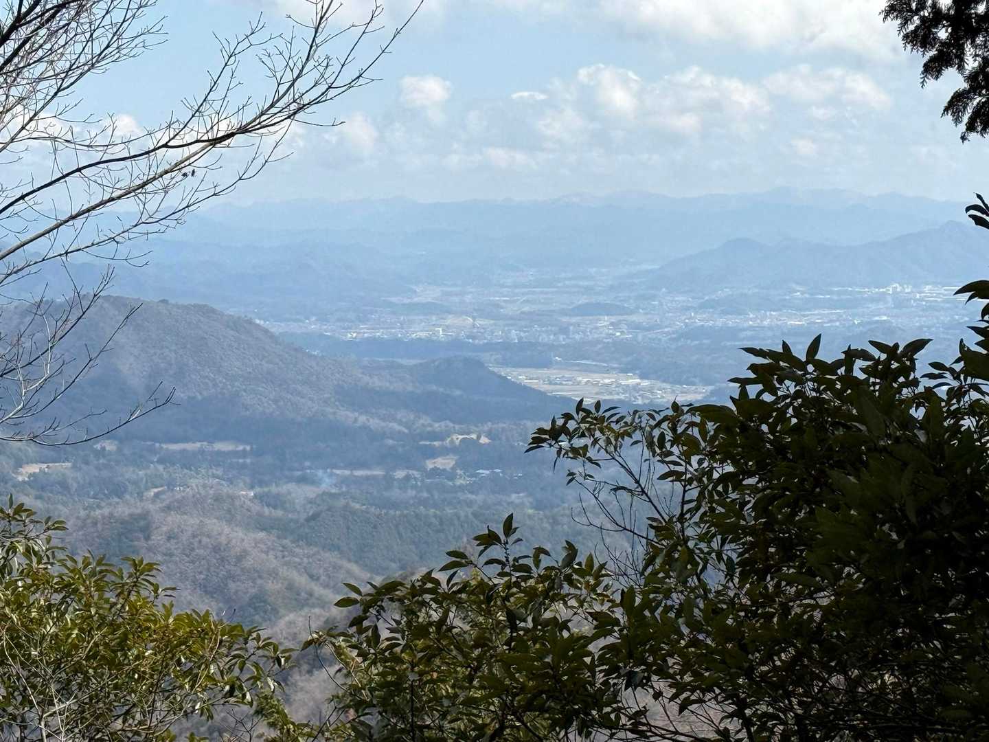 福知山市内が一望
向こうからは綺麗な台形の山影が見えます
丹波富士とも呼ばれていますね